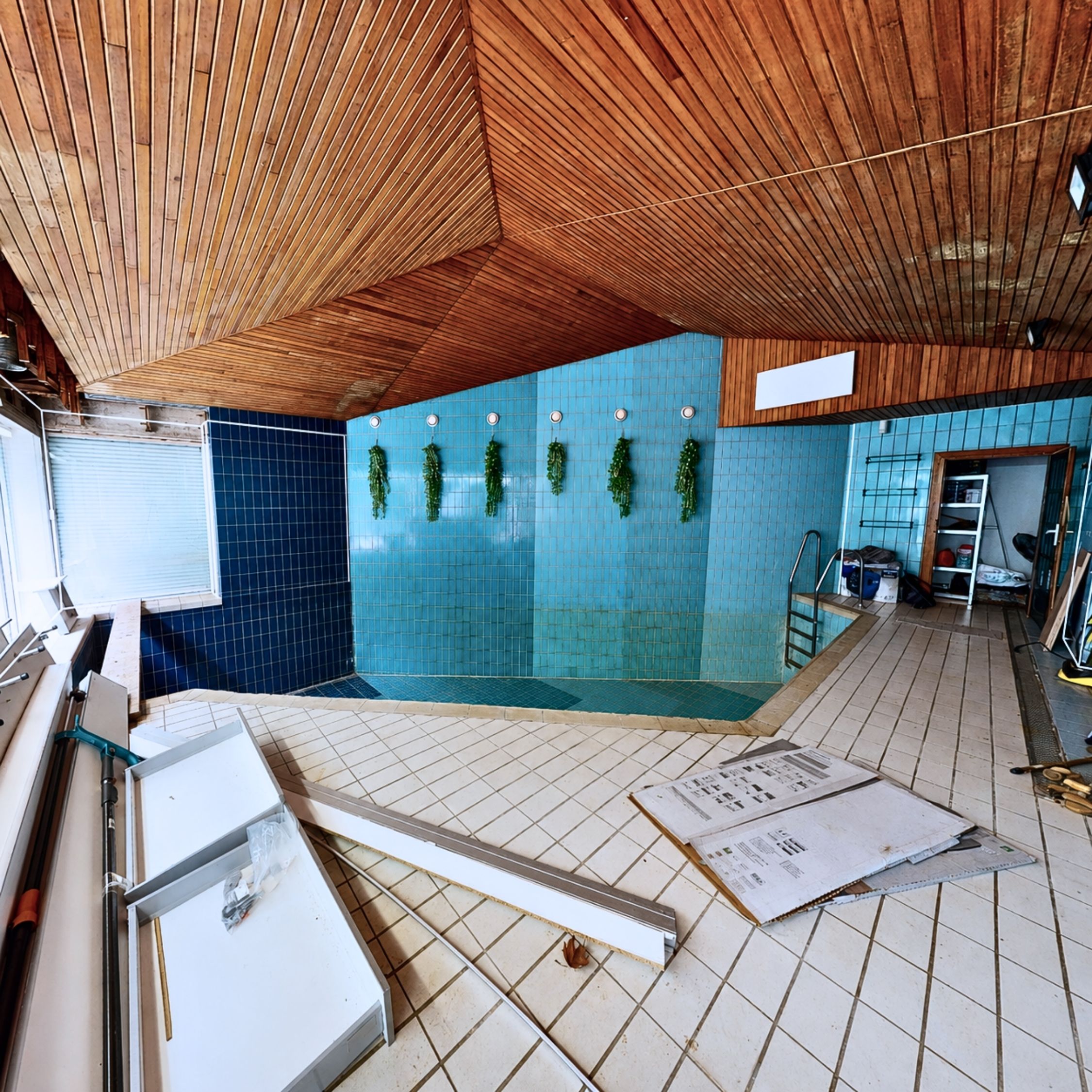 renovation-piscine-interieur-avant